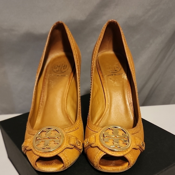 Tory Burch Shoes - Tory Burch Tan Leather Heels with Medallion In Size 7